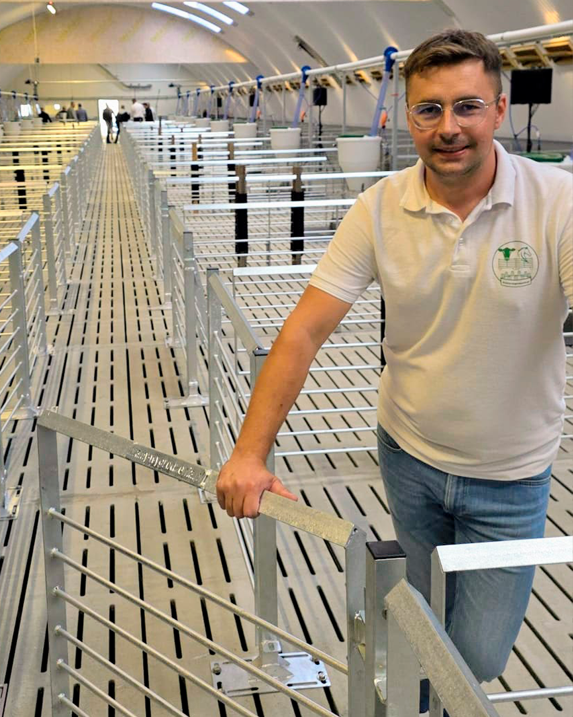Producent wygrodzeń w hali z wyposażeniem gospodarstwa