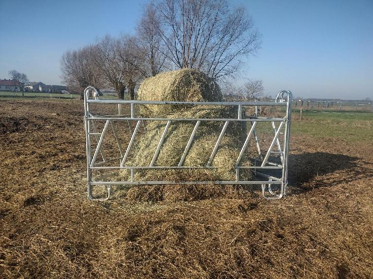 Panel paszowy z belą siana na pastwisku